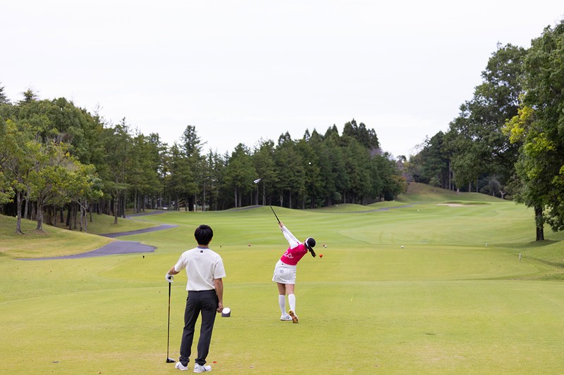 中尾明慶 相場彩那 ゴルフ 大栄カントリー倶楽部
