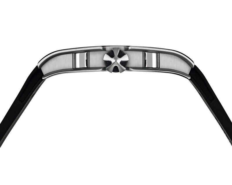 ▲ ケース厚7.75mmの極薄。