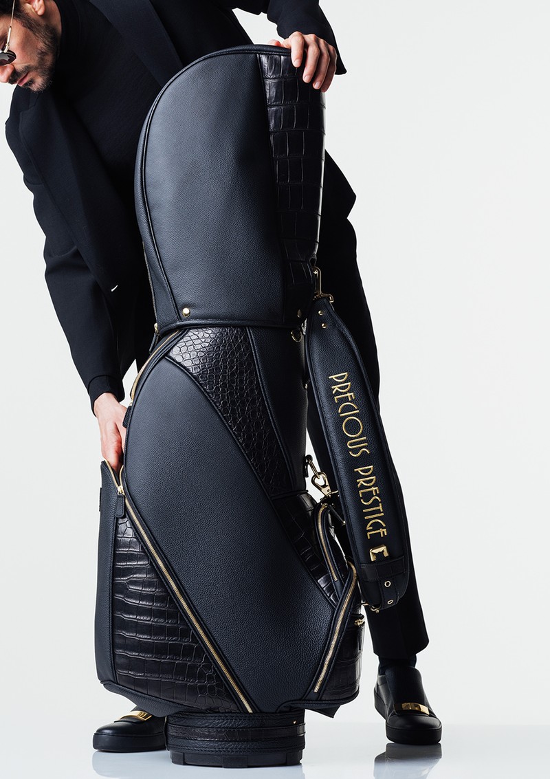 キャディーバッグ242万円/プレシャス プレステージ、ジャケット7万9200円、パンツ4万700円/ともにデザインワークス、ニット20万2400円/ブリオーニ、サングラス12万6500円/アコニ、シューズ12万8700円/セルジオ ロッシ(すべて買えるLEON)