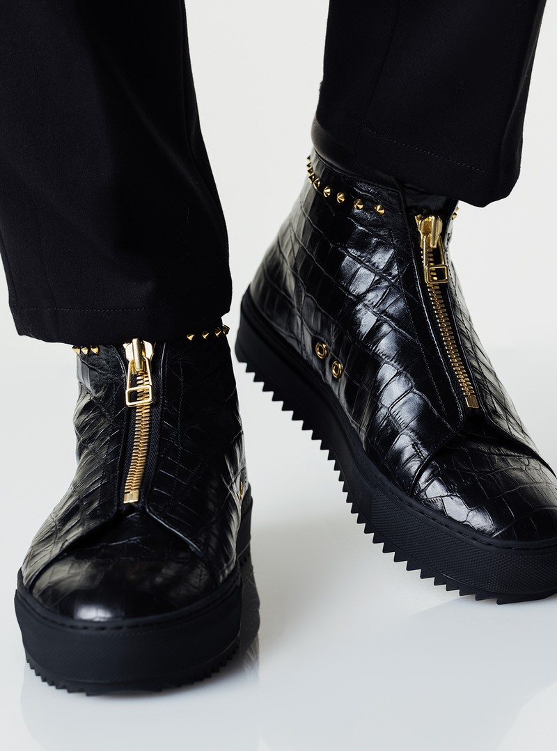 靴5万7200円/アルフレッド・バニスター、パンツ3万7400円/マヌエルリッツ(ともに買えるLEON)