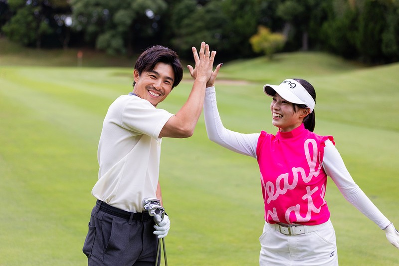 中尾明慶 相場彩那 ゴルフ 大栄カントリー倶楽部