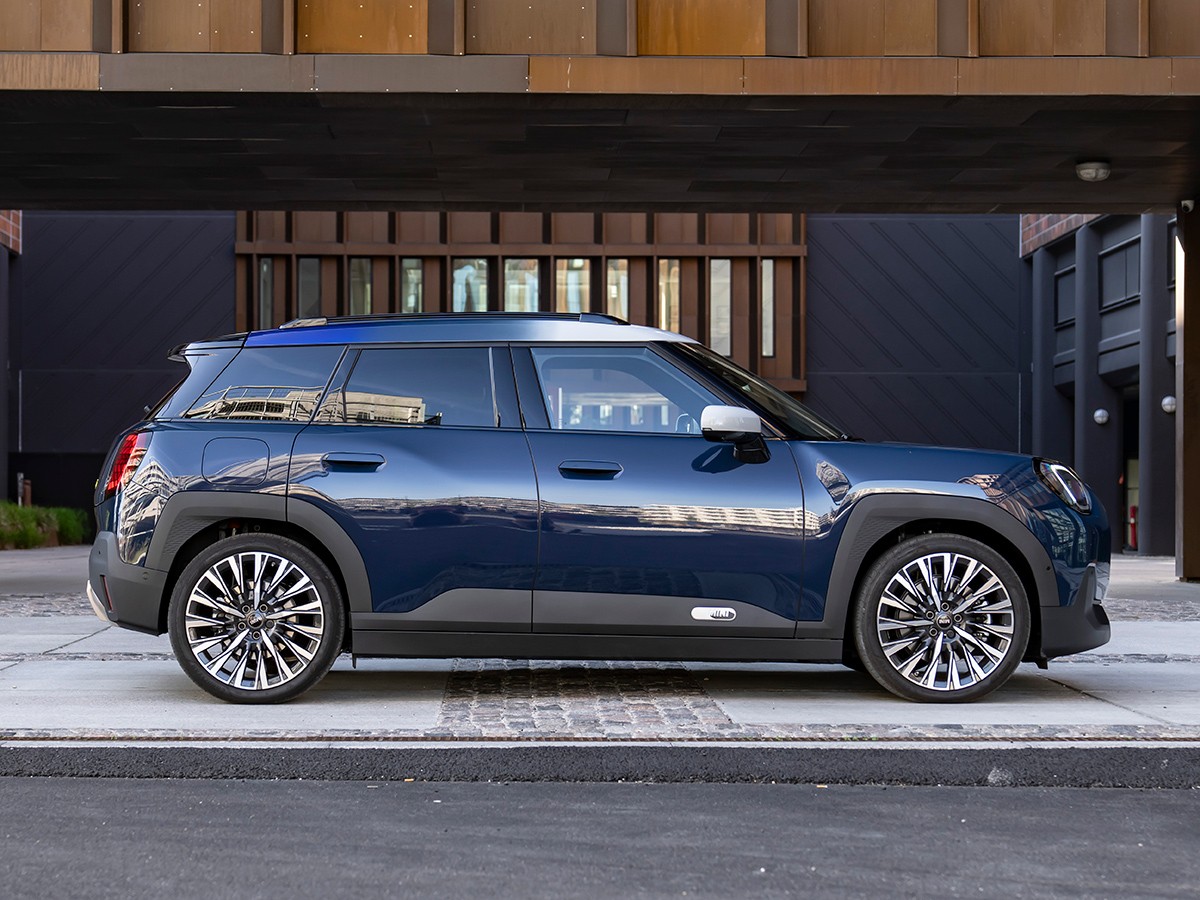 Mini Aceman S E 写真はインディゴサンセットブルーの車体色に、グラデーションのルーフの組合せ。