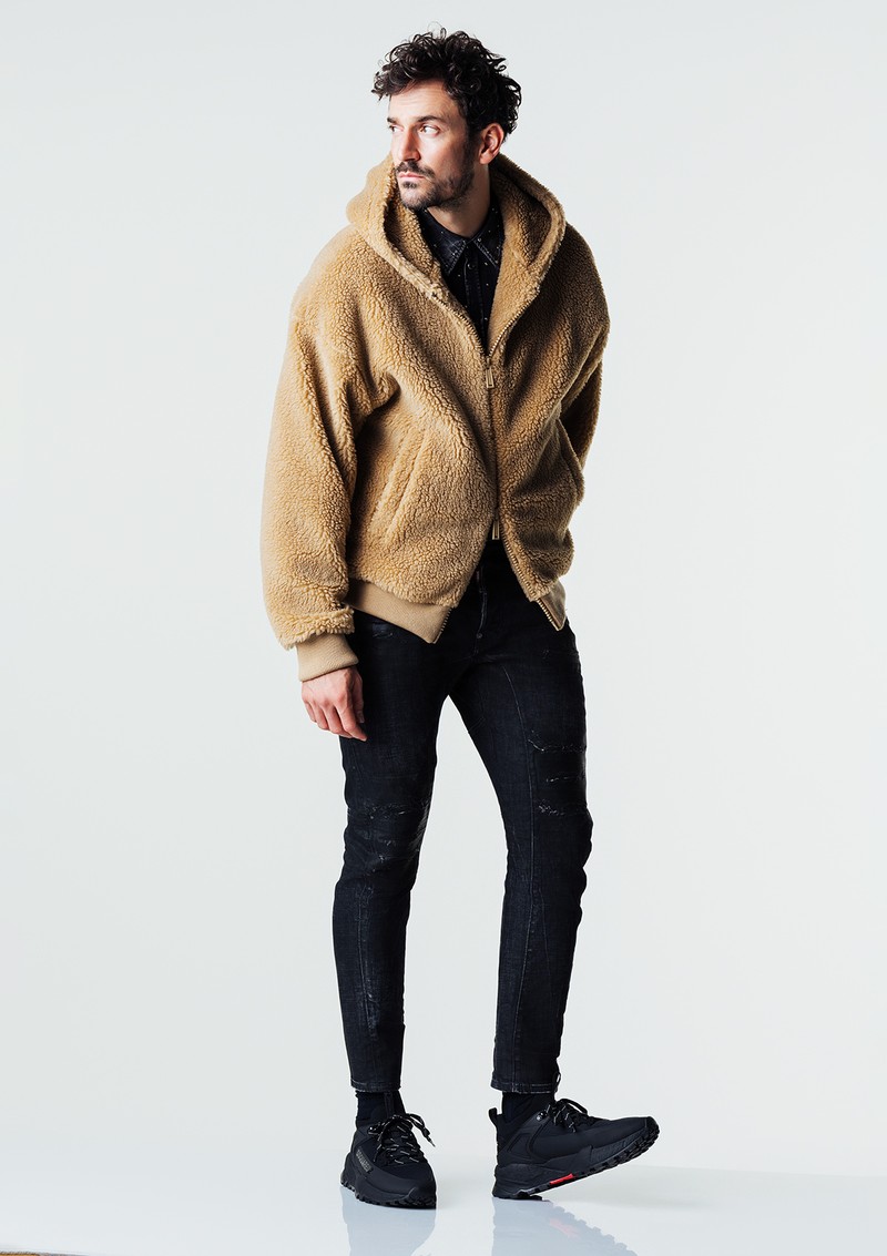 パーカ17万7100円、シャツ21万3400円、パンツ21万3400円、シューズ11万円／すべてディースクエアード（買えるLEON）