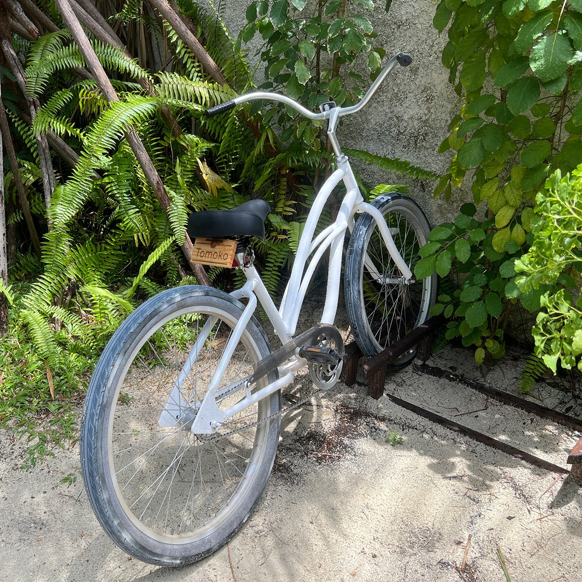 サドルの下にゲストの名札がつけられた自転車。