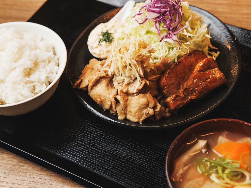 サ飯は1Fの生姜焼き定食専門店「しょうが焼きBaKa」へ。高知県の壬生農園産「囲生姜」を使用した定食がこちらです。ビタミンB1たっぷりの豚肉で、疲労回復にも最高!