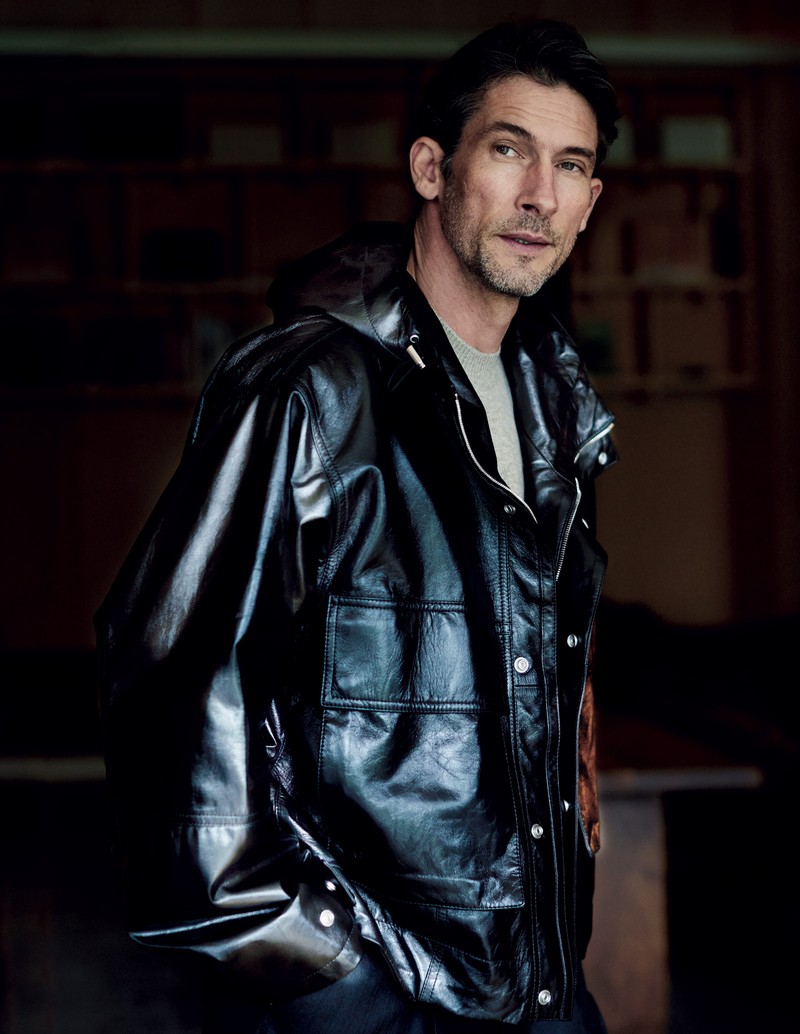 ブルゾン89万9800円(参考価格)、ニット32万4500円、パンツ22万円/すべてボッテガ・ヴェネタ(ボッテガ・ヴェネタ ジャパン)