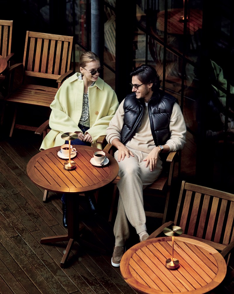 ▲ 男性●ダウンベスト27万5000円/サンクノワール、セットアップ5万8300円/キャッシュアンドバルバ(エグジステンス)、サングラス4万5100円/アイヴァン(オブジェ・イースト)、時計282万7000円/ゼニス、靴4万2900円/ペリーコ サニー(アマン)、そのほかはスタイリスト私物 女性●コート12万9800円/アリジ(ブロッブ リミテッド)、ブラウス5万5000円/ロベルトフリッドマン(トレメッツォ)、パンツ4万5100円/ピーティートリノデニム(PT JAPAN)、ピアス6万6000円/タラッタ(ロードス)、ネックレス10万6700円/プライマル、リング2万9700円/リューク、サングラス2万5300円/アクルー(オプティカルテーラー クレイドル青山店)