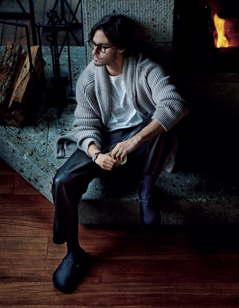 ▲ パンツ19万8000円/ユーゲン(イデアス)、カーディガン27万5000円/ジョンストンズ オブ エルガン、Tシャツ9680円/スローン(ザ ショップ スローン 新静岡セノバ店)、メガネ10万4500円/トム ブラウン(オブジェ・イースト)、時計118万8000円/ゼニス、靴2万7500円/ビルケンシュトック(ビルケンシュトック・ジャパン カスタマーサービス)