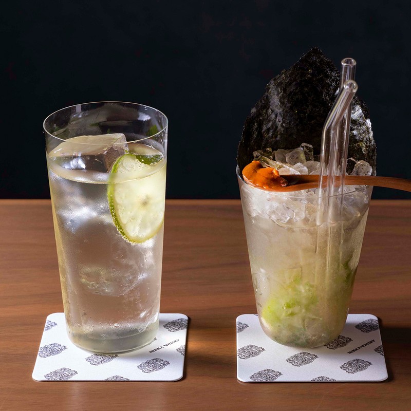 THE NIKKA WHISKEY TOKYO 左・「モスコー ミュール」1200円、右・「軍艦ミュール」3000円