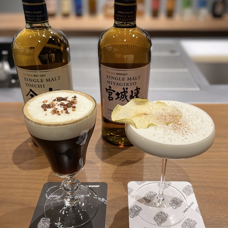 THE NIKKA WHISKEY TOKYO 左・シングルモルト余市がベースの「ノースランドコーヒー」(1800円)が心身ともに温めてくれる。右・女子受け必至なシングルモルト宮城峡をベースにしたデザートカクテル「アップルパイチーズケーキ」(1800円)。