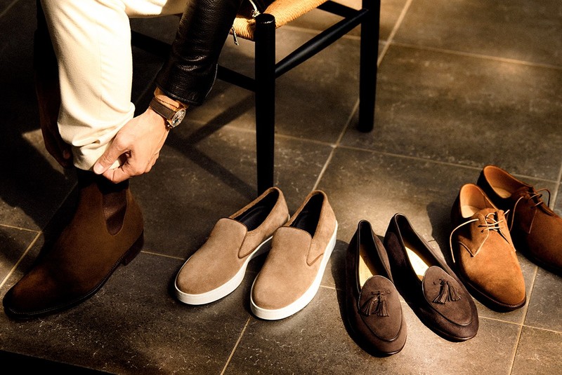 ▲ モデル着用●ブーツ19万8000円/ジェイエムウエストン(ジェイエムウエストン 青山店)、ブルゾン23万1000円/タリアトーレ(トレメッツォ)、パンツ4万700円/デヴォレ インチピット(バインド ピーアール)、時計282万7000円/ゼニス 商品(右から)●靴14万3000円/クロケット&ジョーンズ(フレーム 青山)、靴11万5500円/ボードイン アンド ランジ(コロネット)、スニーカー4万6200円/ペリーコ サニー(アマン)