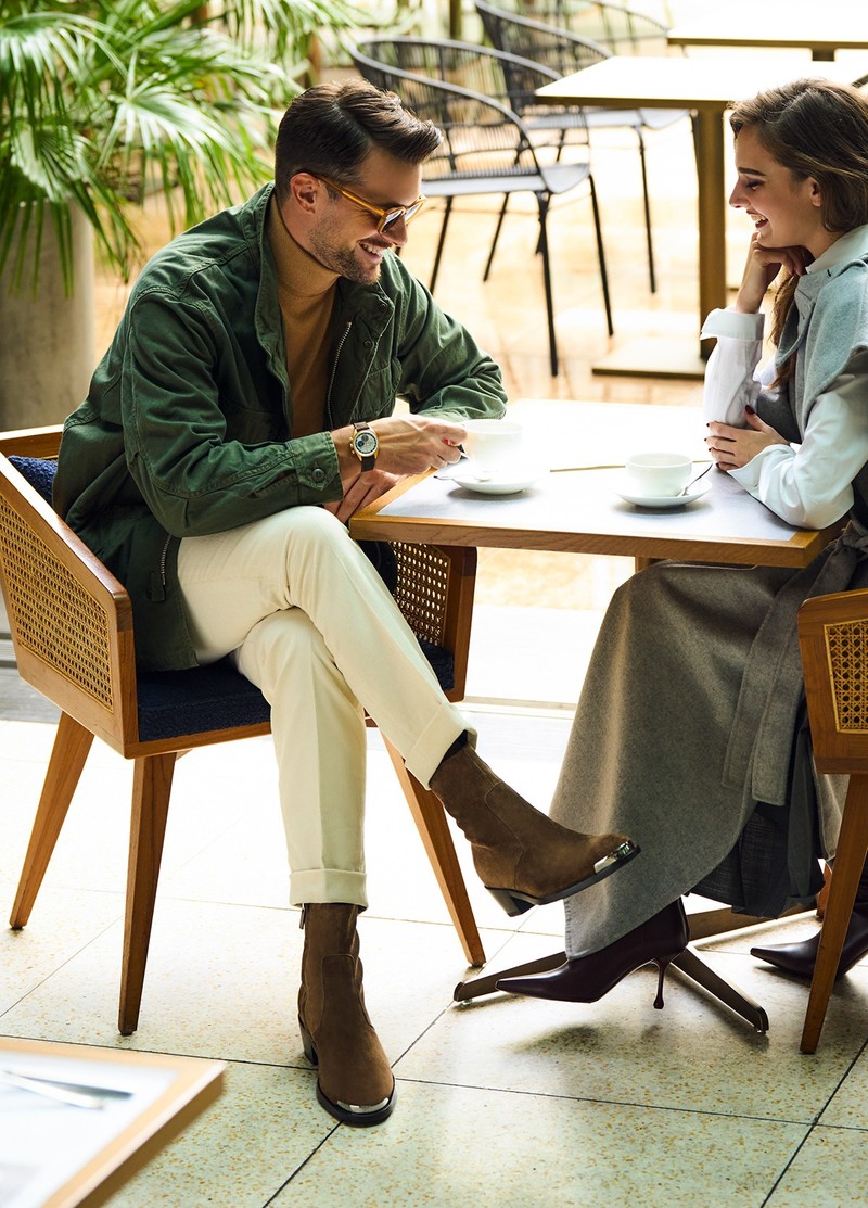 ▲ オリーブとブラウンは、とても相性の良い色合わせ。ですが、ともにタフ顔では、ちとワイルドすぎ。だから足元には茶スエのサイドジップブーツを合わせる。すると、優雅にして冒険心を忘れない胸キュンオヤジになれるのです。男性●靴16万9400円/ジミー チュウ、ブルゾン5万600円/サージュデクレ、ニット17万4900円/フェデリ(トレメッツォ)、パンツ4万6200円/イガラシ トラウザーズ(ビームス 六本木ヒルズ)、サングラス6万2700円/オリバーピープルズ(ルックスオティカジャパン カスタマーサービス)、時計282万7000円/ゼニス 女性●ブーツ18万4800円/ジミー チュウ、ケープ49万9400円、ワンピース34万8700円/ともにファビアナフィリッピ(アオイ)