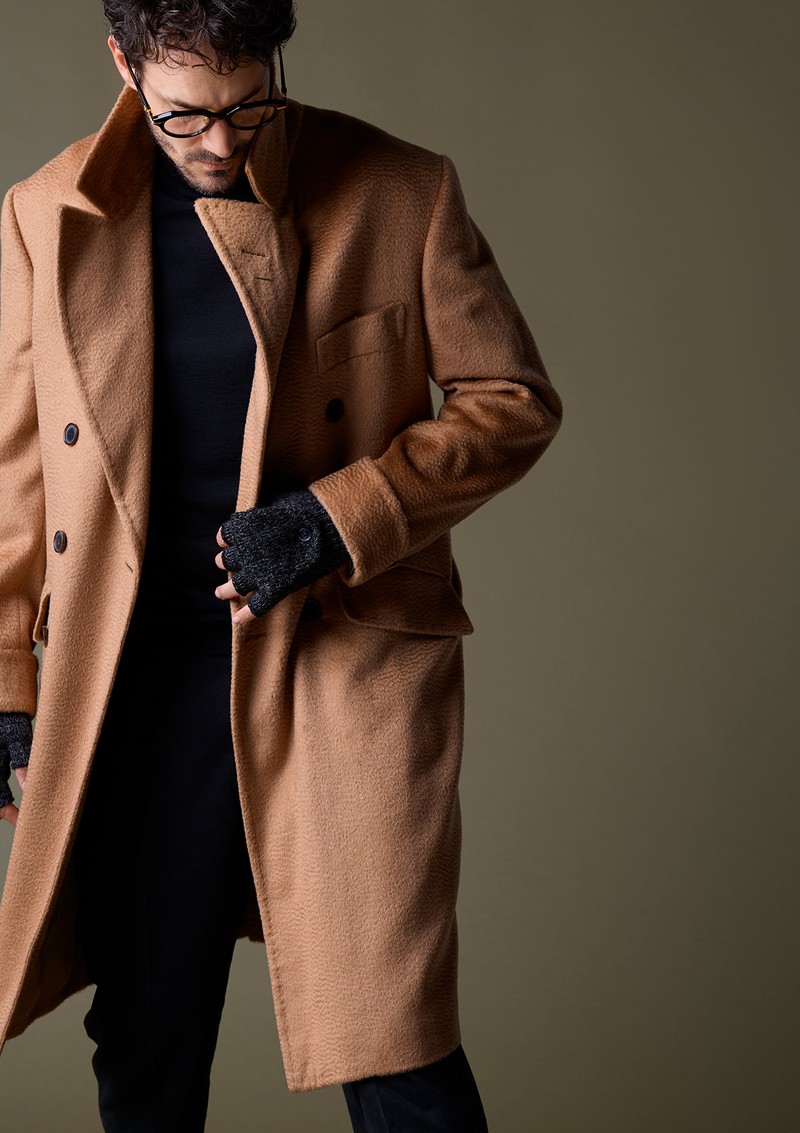 コート108万9000円/リヴェラーノ & リヴェラーノ、ニット4万9500円/ジョン スメドレー、パンツ5万5000円/コロニー クロージング、メガネ10万8900円/バルマン、グローブ9900円/アップステイト ストック(すべて買えるLEON)