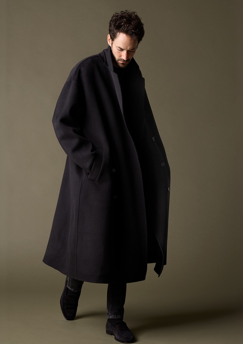 コート15万9500円/エムバイ、ニット7万4800円/ヌメロ ヴェントゥーノ、パンツ5万1700円/ピーティ トリノ デニム、シューズ7万1500円/ヴェラスカ(すべて買えるLEON)