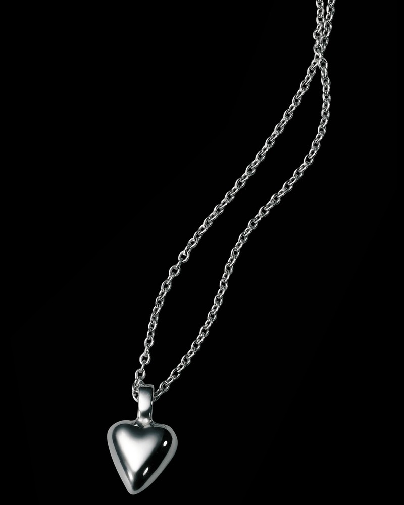 ▲ ネックレス［18Kグレーゴールド］22万2200円／サンローラン（サンローラン クライアントサービス）