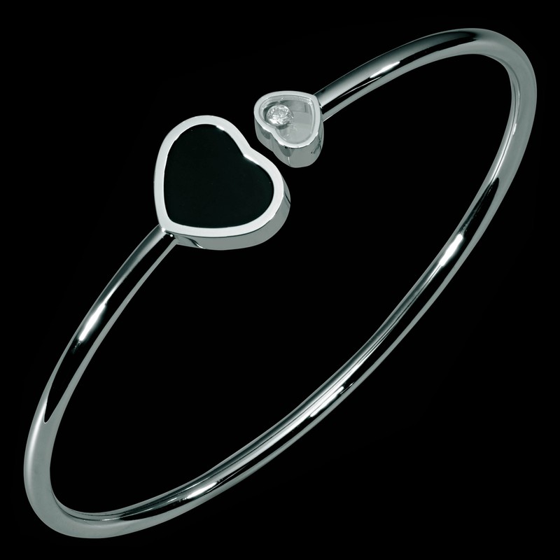 ▲ バングル［18KWG×オニキス×ダイヤモンド］51万1500円／ショパール（ショパール ジャパン プレス）