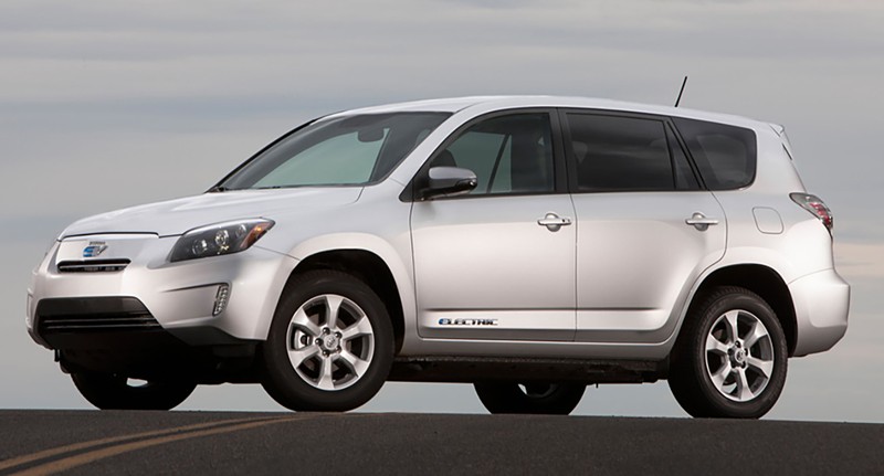 トヨタとテスラの共同開発による「RAV4 EV」。2012年夏以降にカリフォルニア州で発売し、3年間で約2600台を販売する計画を打ち出したが、ヒット作とはならなかった。