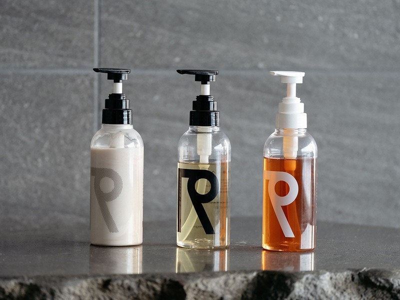 左●「クロノシャルディ」をはじめとした頭皮環境を改善する成分をふんだんに使用。頭皮環境を改善することで髪質の改善を実現します。「クロノシャルム トリートメント 300㎖」5060円、中●11種類のアミノ酸や「キューティクルケラチンP」など毛髪の補修に必要な成分を惜しみなく配合。それらの栄養素をしっかり髪に残す「アクアマジックシステム」も採用しており、水の魔法をかけたようなハリ・ツヤのある髪を実現。「クロノシャルム シャンプー300㎖」4950円、右●「ヒアロベール」や「スサビノリエキス」などの素肌の潤いに欠かせない成分を配合。「マンダリンクリア」などの肌にハリを与えくすみを改善する成分が肌質を改善し、より若々しい肌を実現します。「クロノシャルム ボディウォッシュ300㎖」4840円