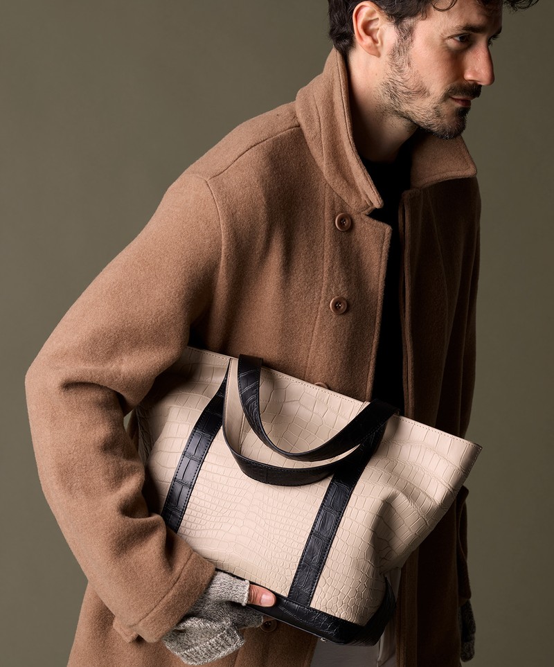 バッグ132万円/プレシャス プレステージ、コート17万500円/ラボアート、ニット3万8500円/エムバイ、グローブ9900円/アップステイト(すべて買えるLEON)