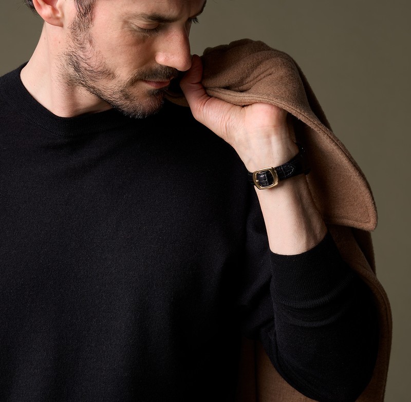 アップルウォッチストラップ8万5800円/IVXLCDM、ニット3万8500円/エムバイ、コート17万500円/ラボアート(すべて買えるLEON)