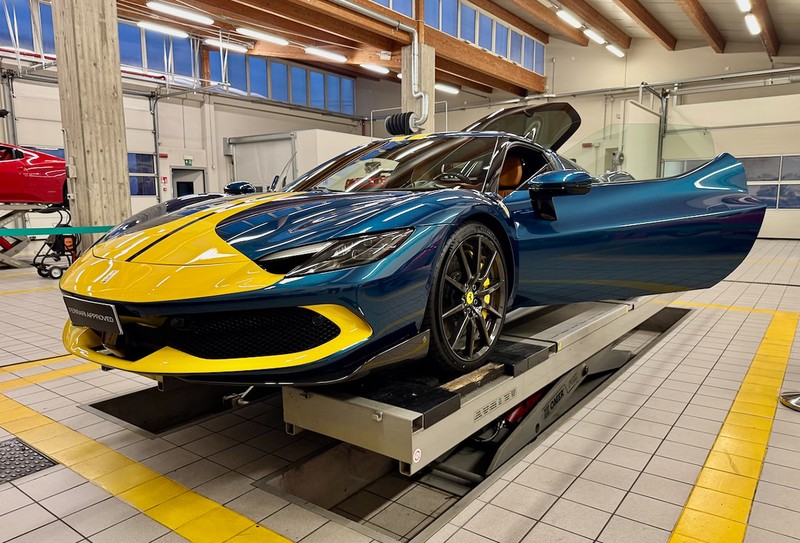296GTBをフェラーリ・アプルーブドのために点検・整備中(写真/筆者)。