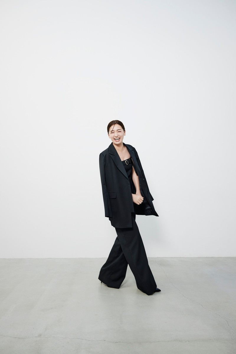 尾野真千子(おの・まちこ) ジャケット7万950円、ジャンプスーツ4万9500円/ともにMURRAL(CEORY)、パンプス12万5400円/クリスチャン ルブタン(クリスタン ルブタン ジャパン)