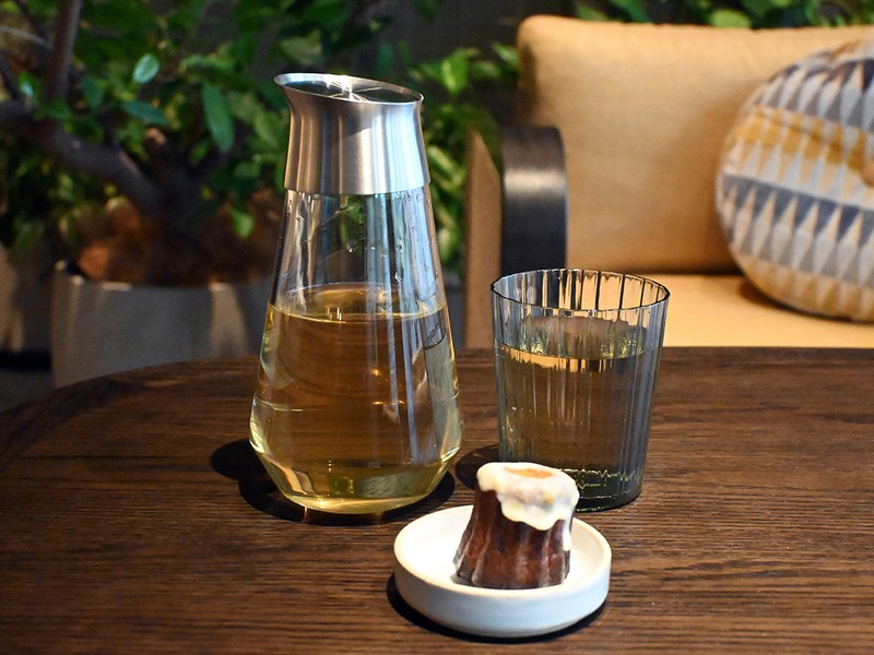 ミニバーに冷やしてある手作りヤーコン茶とウェルカムスイーツで一息。