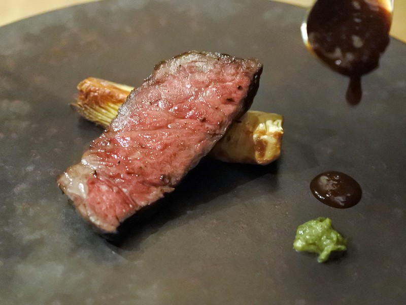 薪で焼き上げた信州牛。脂と赤身のバランスが絶妙。
