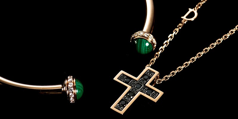 ネックレス112万5300円/ダミアーニ(ダミアーニ 銀座タワー) バングル112万6400円/ピアジェ(ピアジェ コンタクトセンター)