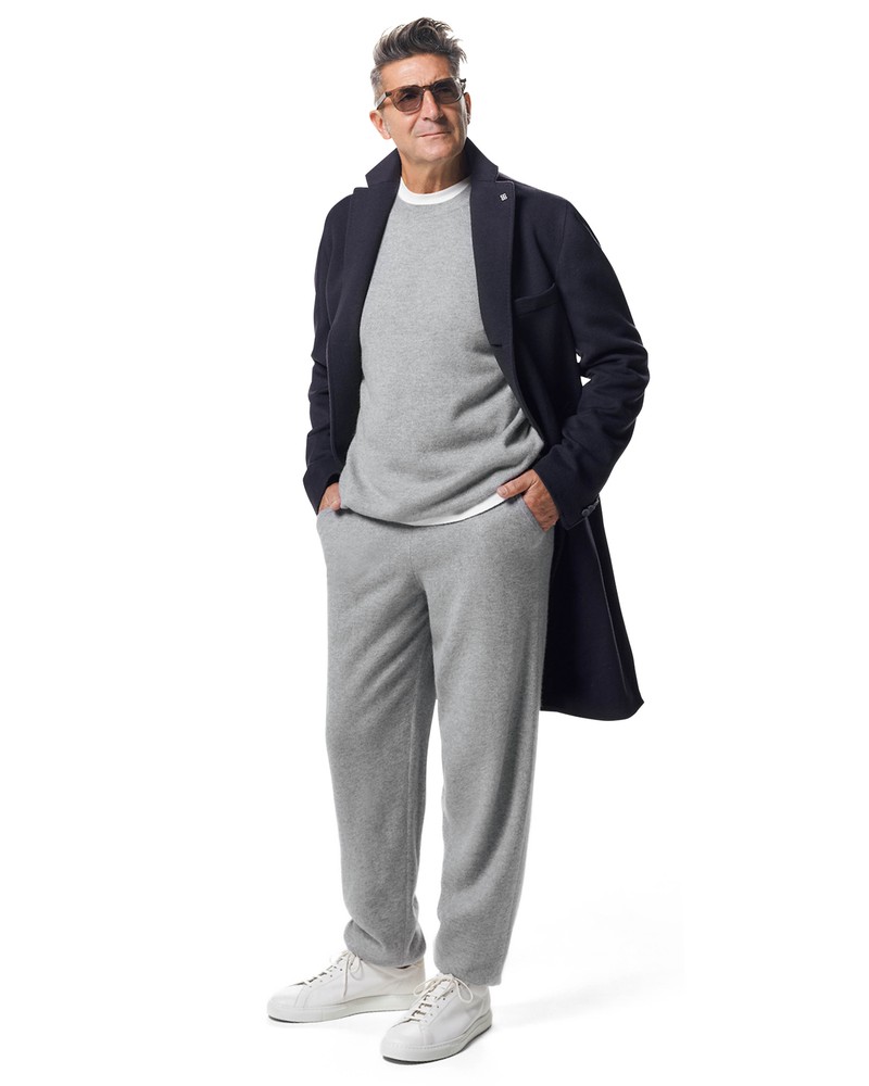 ▲ サラリと羽織ったコートの下が実は全身カシミアって、リッチで余裕のある装いだと思いませんか? コート23万6500円/タリアトーレ(ストラスブルゴ カスタマーセンター)、サングラス7万9200円/アイヴァン 7285(アイヴァン 7285 トウキョウ)、スニーカー5万5000円/C.QP(アイネックス)、そのほかはスタイリスト私物