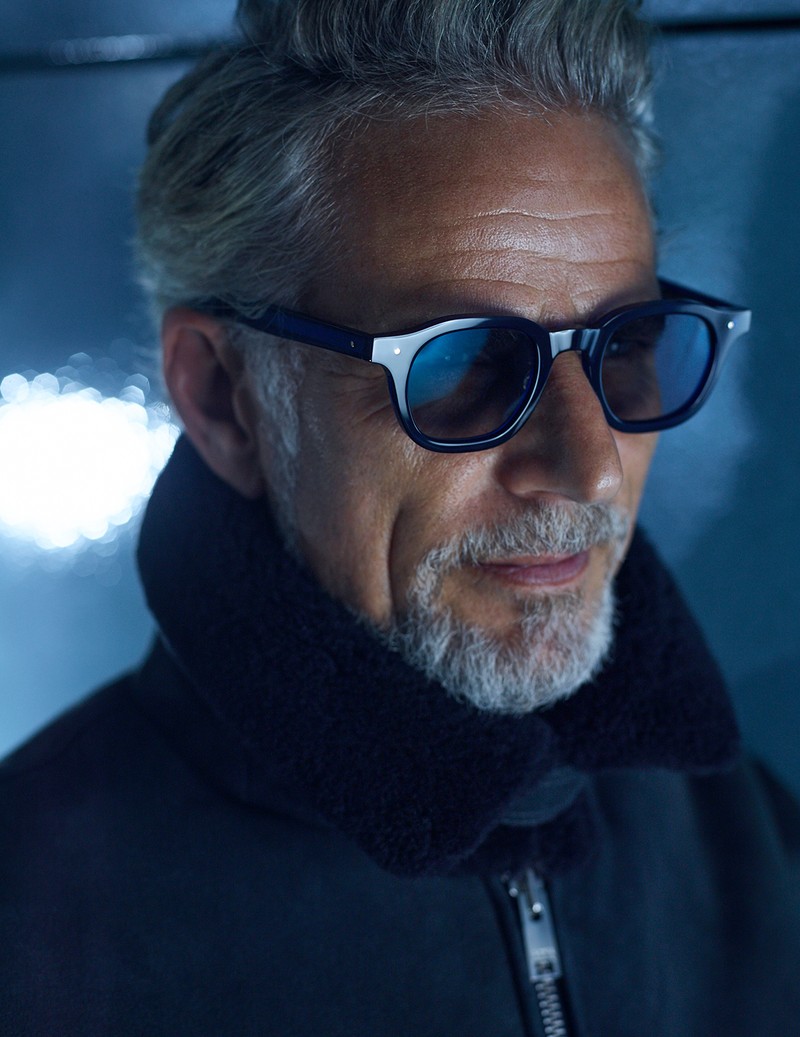 メガネ7万9200円/アイヴァン 7285(アイヴァン 7285 トウキョウ)、ブルゾン27万5000円/アルマ(トレメッツォ)