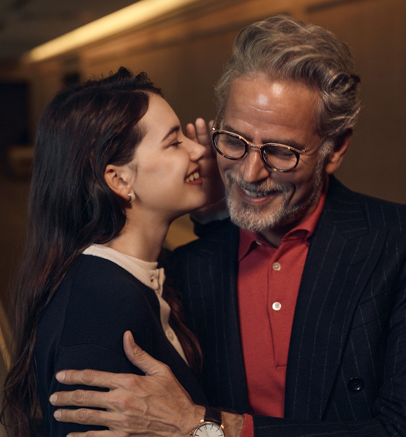 男性●スーツ38万5000円/ジャンフランコ ボメザドリ(バインド ピーアール)、ニットポロ2万8600円/スローン(ザ ショップ スローン 新静岡セノバ店)、時計190万3000円/ゼニス