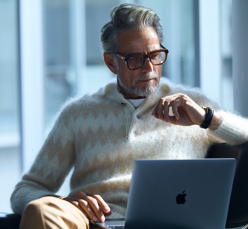 ニット10万100円/ラルディーニ(トヨダトレーディング プレスルーム)、Tシャツ9680円/スローン(ザ ショップ スローン 新静岡セノバ店)、パンツ6万2700円/ピーティートリノ(PT JAPAN)、