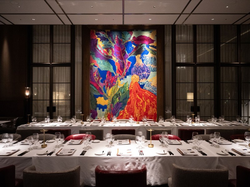 「FIVE - Grill & Lounge」の奥のスペースには、ビビットな色合いの大きな油絵が飾られています。描かれているのは、金時草やなす、かぼちゃなどの加賀野菜！　色彩と、空間と、料理を楽しむ、食べることで完成するアートです。