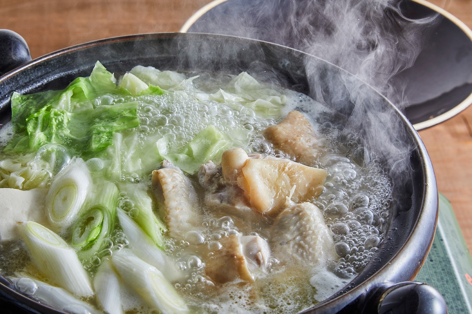 鶏肉の入れ方でグンとおいしくなる「水炊き」の作り方