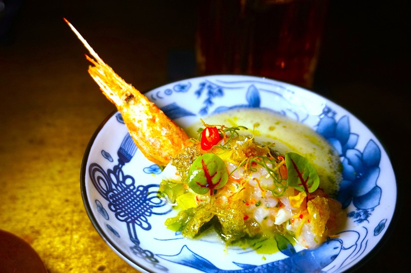 「キニラウ」というフィリピン料理のアレンジ。初めてガールフレンド(今の奥さん!)と訪れたフィリピンで食べて、とても印象的だったという一品。シェフの思い出話つき。