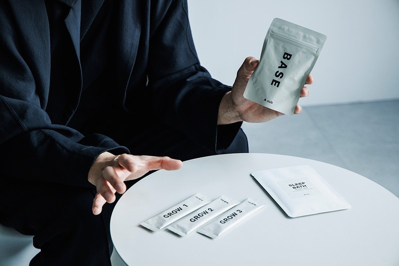「aub BASE 90粒入り」(単品)8140円・(定期購入)5980円(初回のみ6980円)、「aub GROW 30包入り」(単品)8140円・(定期購入)5980円(初回のみ6980円)、「SLEEP BATH 5個入り」1990円、「同 15個入り」4980円/すべてaub store