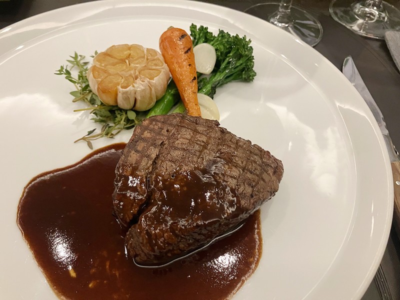 MAYURAビーフのグリルは濃厚なソースと、ニンニクのグリルともに。