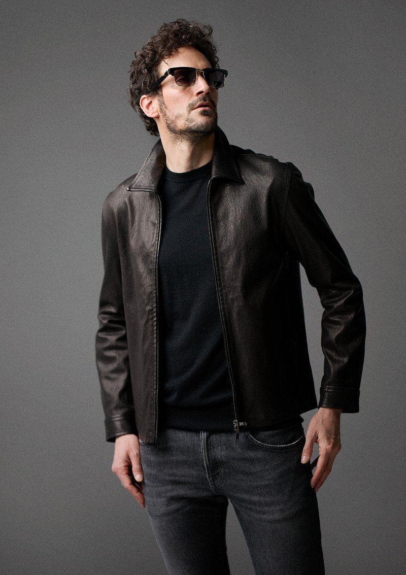 ブルゾン28万7100円／ジョルジオ ブラート、ニット3万8500円／エムバイ、パンツ5万1700円／ピーティートリノ デニム、サングラス2万5300円／ポリス（すべて買えるLEON）