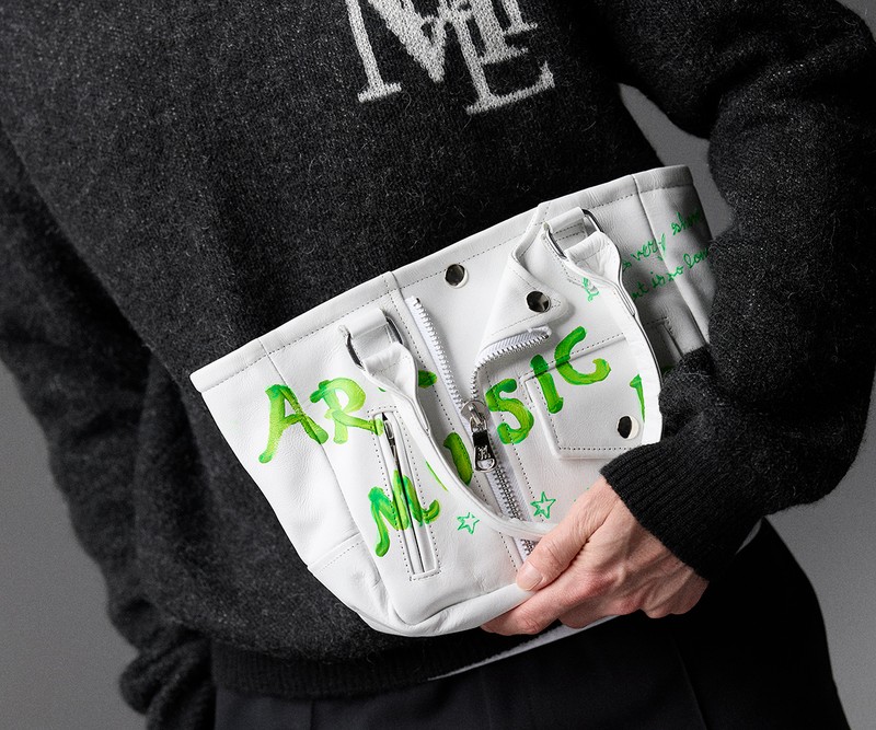 バッグ5万9400円/ワンメイド、ニット5万9400円/マイルドサンセット(ともに買えるLEON)