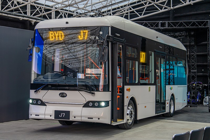 日本専用設計のEVバス「J7」。日本で求められる中型路線バスの車幅(2.3m)に準拠。最新のインホイールモーター方式を採用した専用のeアクセルを搭載する。価格は3650万円(税込・全国メーカー希望小売価格)。