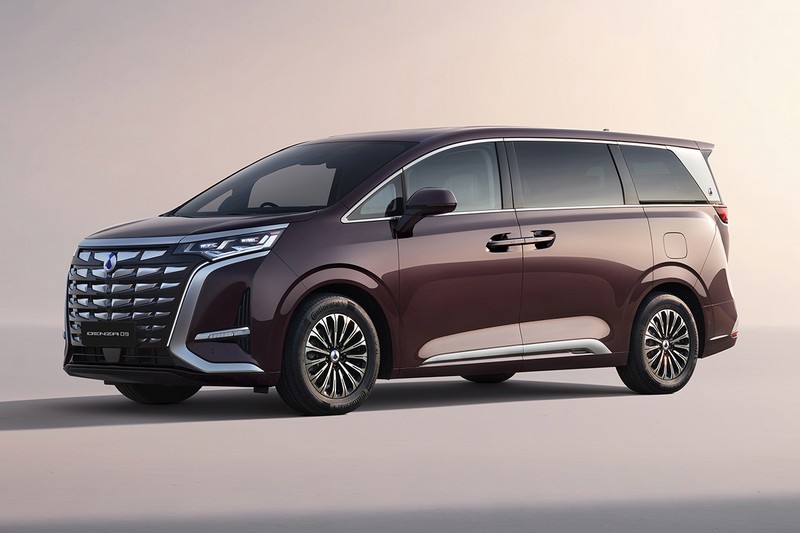BYDのサブブランド、DENZA(デンツァ)の高級ミニバン「D9」。トヨタのアルファード/ヴェルファイアを凌ぐサイズで本国ではEVとPHEVも用意されている。