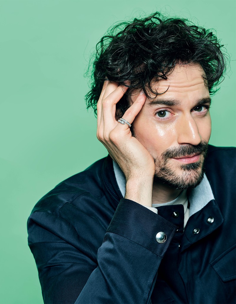 ▲ しなやかに指に絡みつく本作は、ピンキーリングならフルセットされたダイヤモンドの煌めきがより引き立ちます。優雅な佇まいで、所作に大人の色気を宿してくれますよ。ブルゾン50万4900円、ニット8万6900円/ともにイレブンティ(三喜商事)