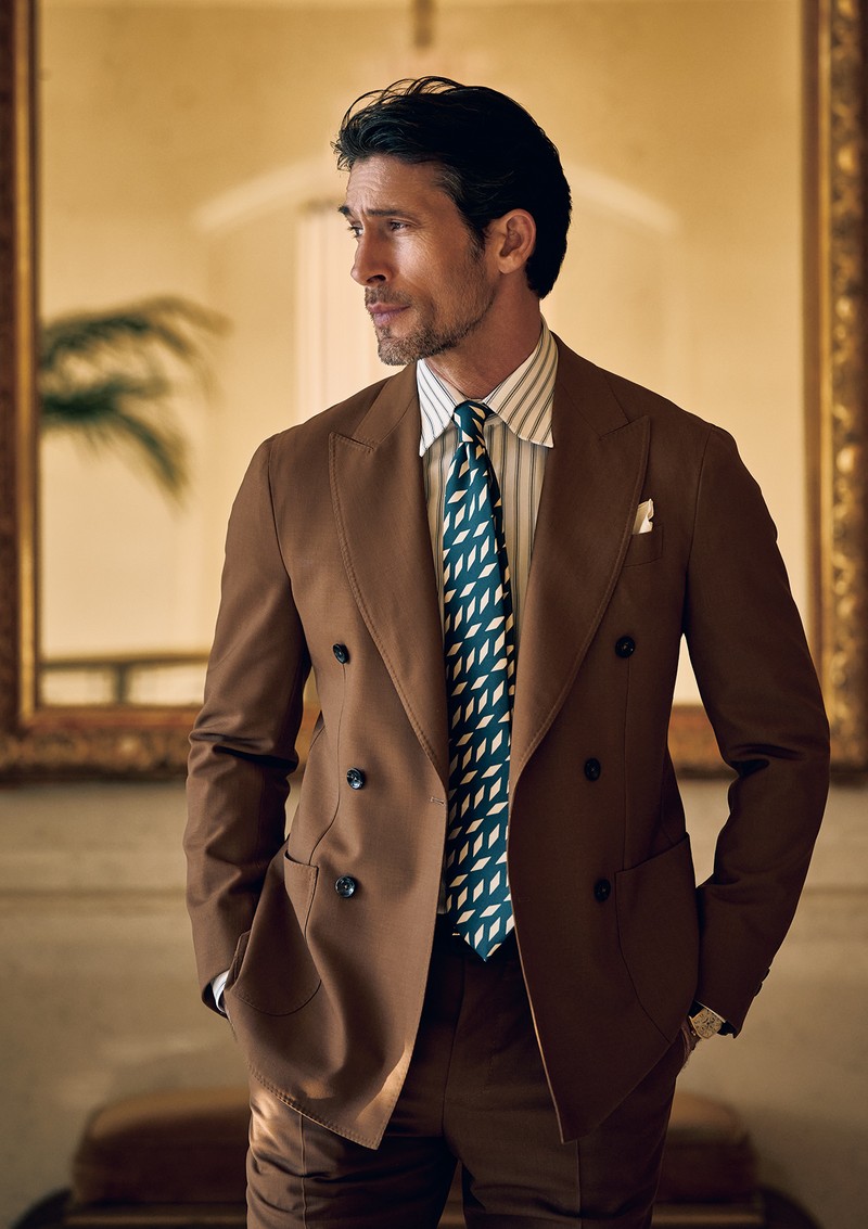 スーツ36万3000円/ジャンフランコ ボメザドリ(バインド ピーアール)、シャツ6万6000円/ハンドレッドハンズ(伊勢丹新宿店)、タイ2万3100円/ホリデー&ブラウン(アイネックス)、チーフ1650円/麻布テーラー(麻布テーラープレスルーム)、時計770万円/フランク ミュラー(フランク ミュラー ウォッチランド東京)