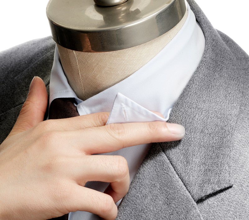 スーツ8万2500円(オーダー価格)/麻布テーラー(麻布テーラープレスルーム)、シャツ2万7500円/マッキントッシュ ロンドン(SANYO SHOKAI カスタマーサポート)、タイ5万3900円/セブン フォールド(ストラスブルゴ カスタマーセンター)