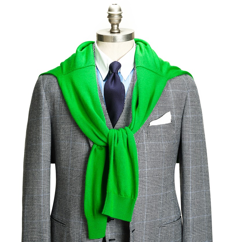 ニット3万9600円／キャッシュアンドバルバ（エグジステンス）、スーツ75万9000円／リヴェラーノ & リヴェラーノ（LIVERANO & LIVERANO OSAKA）、シャツ1万8700円、チーフ1650円／ともに麻布テーラー（麻布テーラープレスルーム）、タイ4万2900円／ターンブル&アッサー（ヴァルカナイズ・ロンドン）