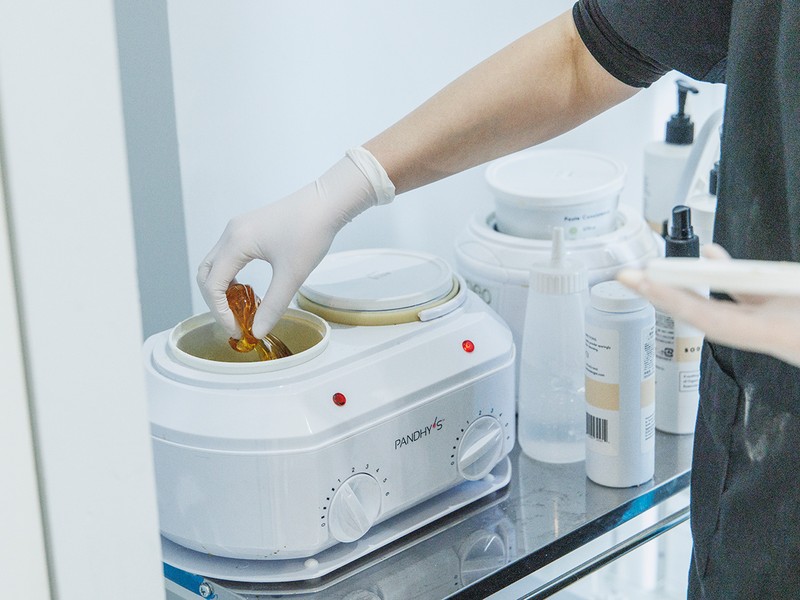 こちらのシュガーリング脱⽑に使用する砂糖やレモン果汁を原料としたペーストを人肌に温めて使用します。まるで硬めの水あめのような質感で、地球にも優しいオーガニック素材。これで本当に脱毛できるの?ってちょっと不思議な印象です。