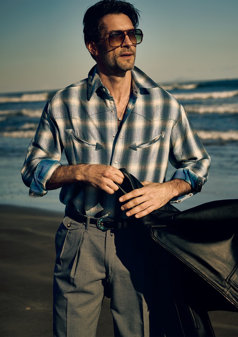 シャツ3万5200円/ハリウッド ランチ マーケット、ブルゾン22万円/エンメティ(インテレプレ)、パンツ3万5200円/バーンストーマー(HEMT PR)、ベルト3万4100円/アルベルト ルティ(アマン)、サングラス2万7500円/ヴィンテージのメガネ(にしのや)、ネックレス106万9200円(予定価格)/ブシュロン(ブシュロン クライアントサービス)