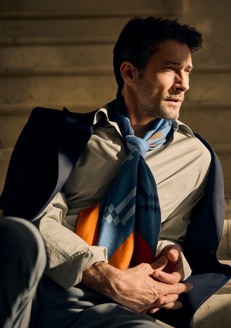 カーフ15万1800円(予定価格)、シャツ11万4400円(予定価格)/ともにエルメス(エルメスジャポン)、そのほかはスタイリスト私物