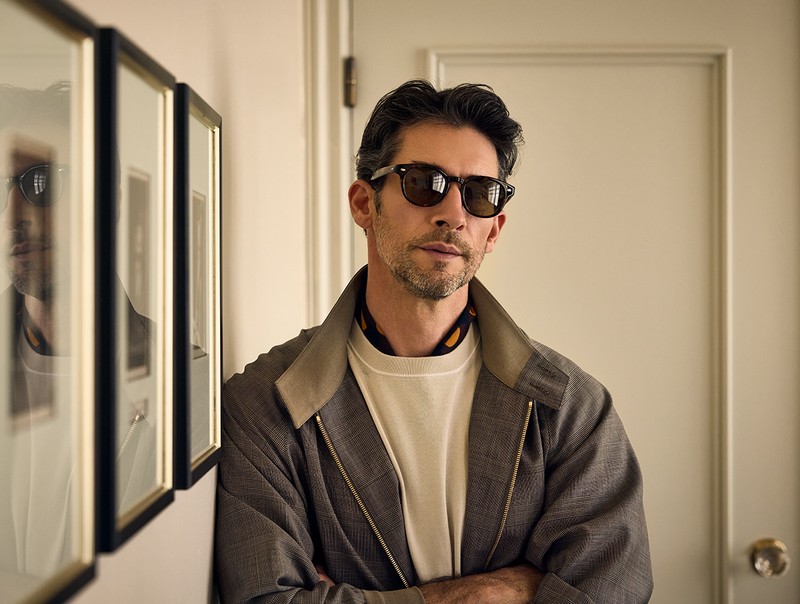 スカーフ2万3100円/フラテッリ ルイージ×和光(和光)、ブルゾン11万円/マッキントッシュ ロンドン(SANYO SHOKAI カスタマーサポート)、ニット8万1400円/クルチアーニ(ストラスブルゴ カスタマーセンター)、サングラス4万8400円/アイヴァン(アイヴァン 東京ギャラリー)